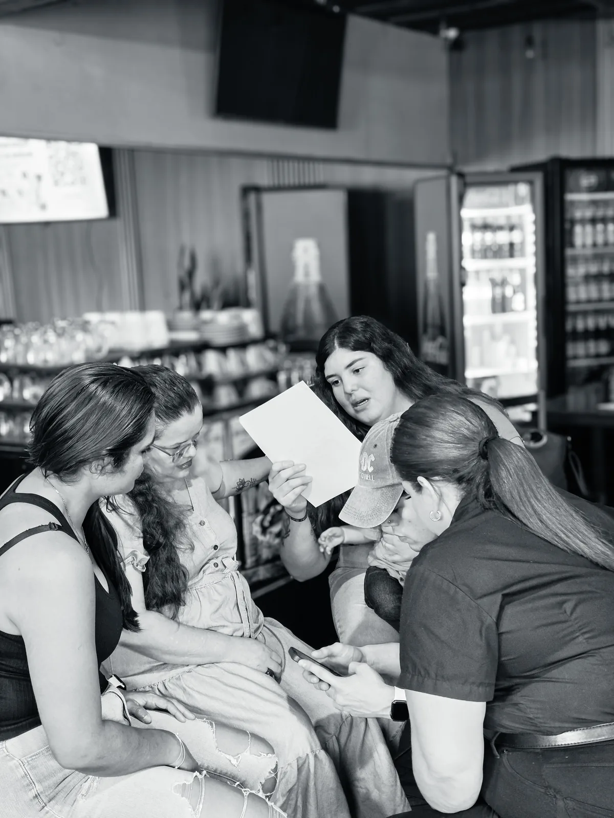 Participantes trabajando durante una dinámica del taller