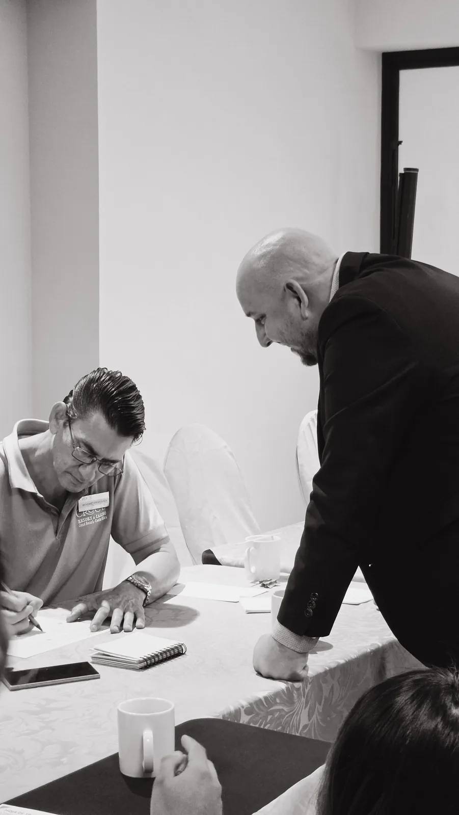 Alonso López acompañando a participantes